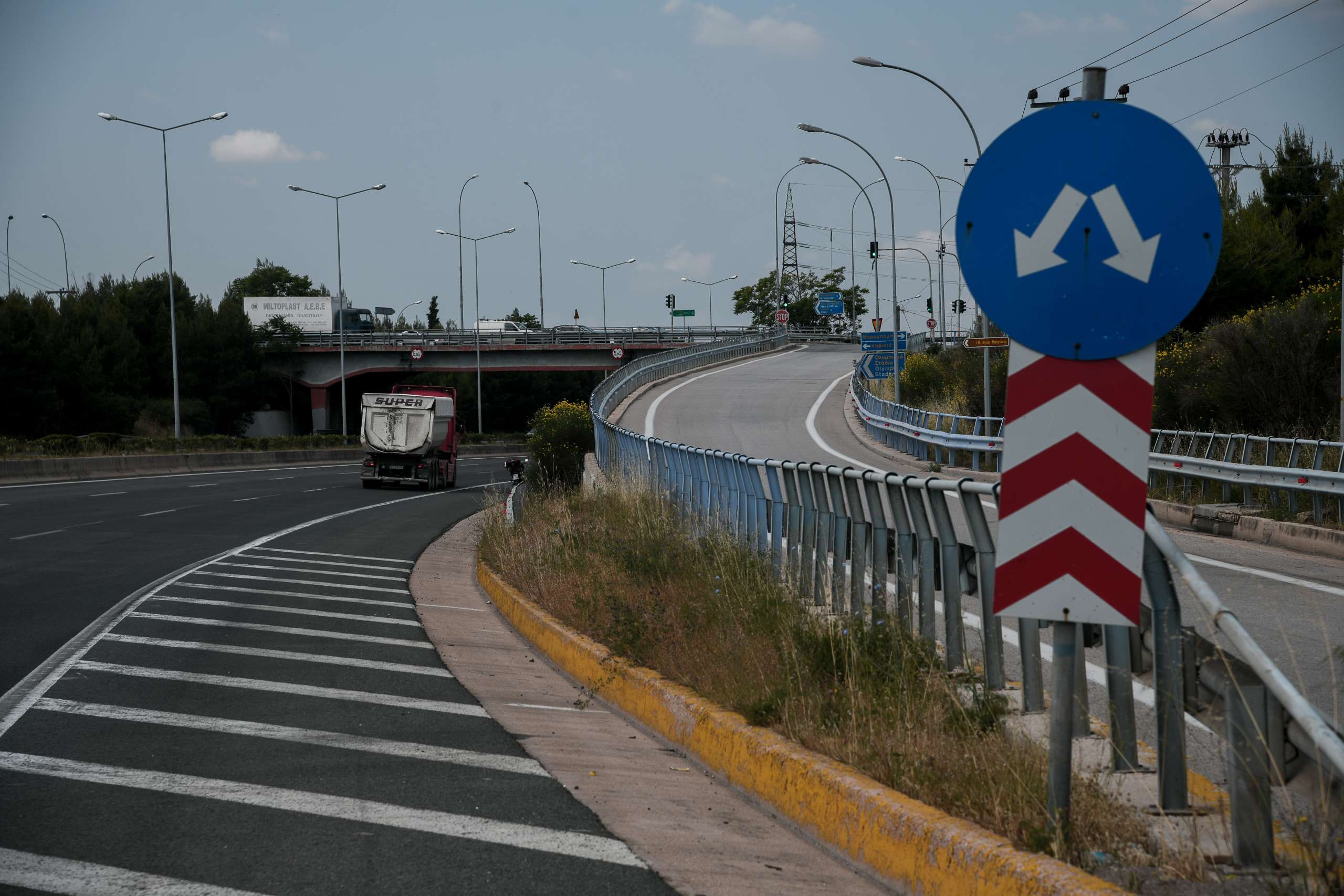 Προς κατεδάφιση η γέφυρα της Βαρυμπόμπης στην Εθνική Οδό - Τι θα γίνει με τα διόδια