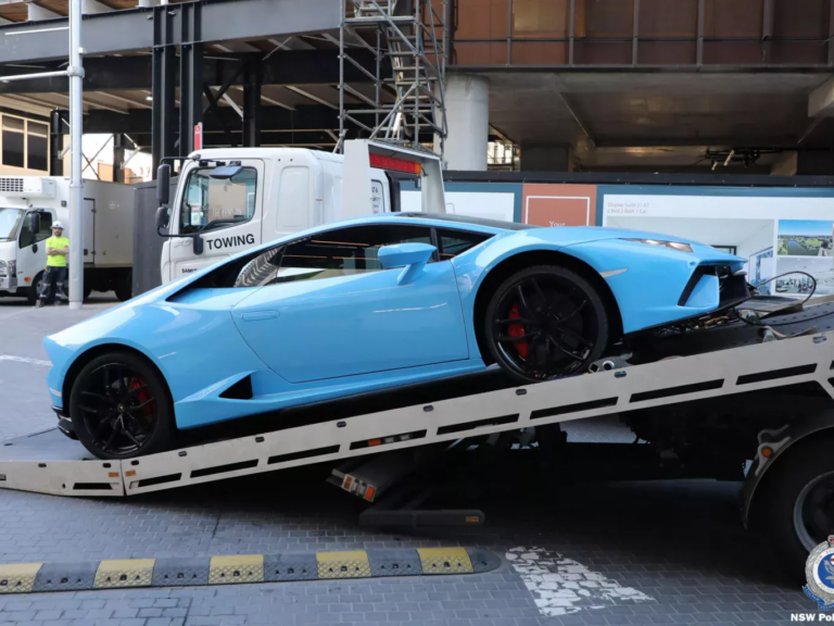 afstralia-archigopoulo-epairne-epidoma-anergias-kai-odigouse-lamborghini-728152