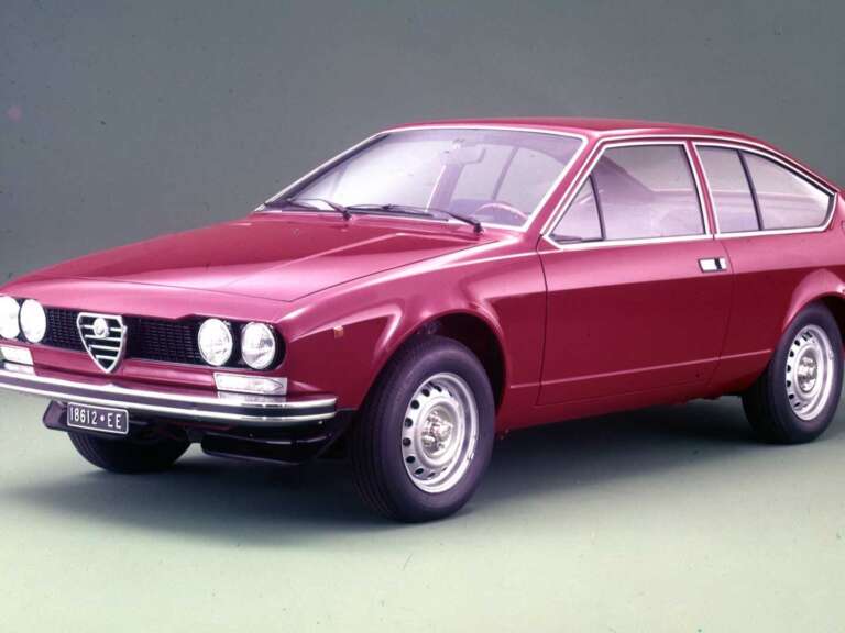 alfetta-gt-i-thea-tis-diplanis-portas-725562