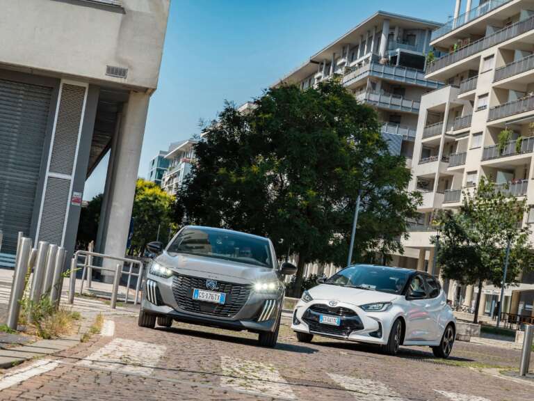 full-hybrid-dokimi-peugeot-208-vs-toyota-yaris-727140