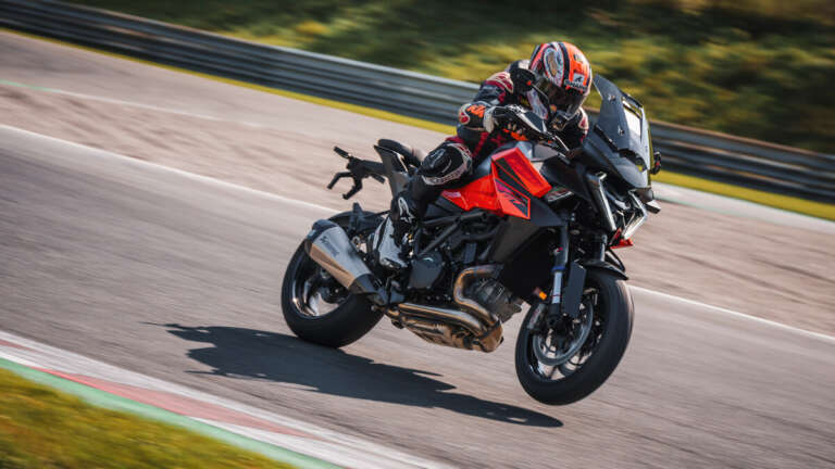 ktm-1390-super-duke-gt-2025-akraios-touristas-738067