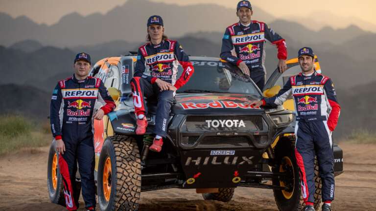 i-toyota-gazoo-racing-symmetechei-sto-dakar-rally-2025-me-exi-hilux-evo-746460