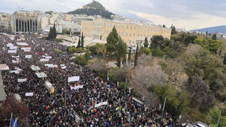 dyo-chronia-apo-tin-tragodia-sta-tebi-vouliazei-to-syntagma-zontana-oi-exelixeis-752005